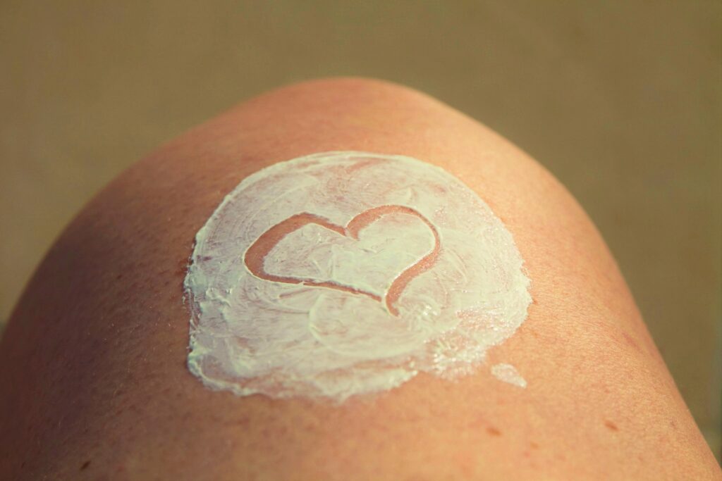 JANELLA’S GUIDE TO HAPPY, HEALTHY SKIN 10 sunscreen on knee