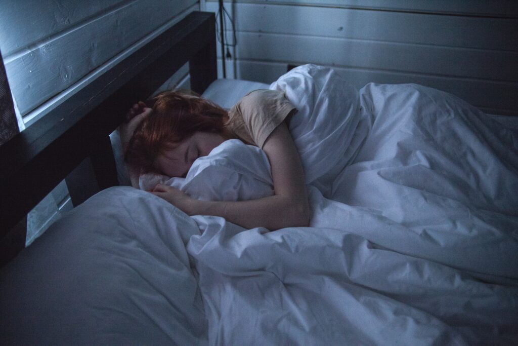 Janellas Energy Boosting Week: HOW LONG TO NAP DURING THE DAY? 4 woman asleep in bed